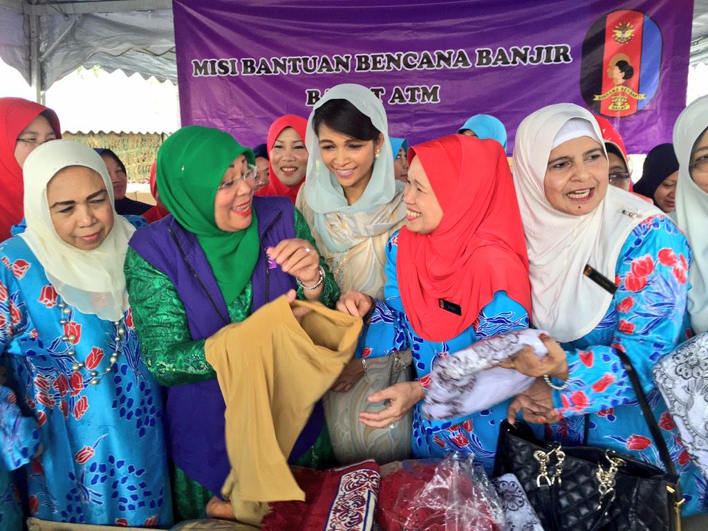 Tg DS Marsilla, DS <a href="/hjhrohanikarim/">Rohani Abdul Karim</a> &amp; PS Umi, Pengerusi Bakat membungkuskan tudung yang akan disalurkan kepada mangsa