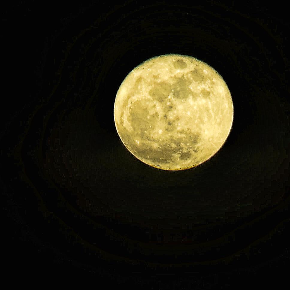 AHDMatters's tweet photo. Cool moon over the bay tonight. #NX30 #DitchTheDSLR #moon #bestofthebay #bestofsf #streetsofsf #mirrorless #ifunction http://t.co/NqBGRa2LxI