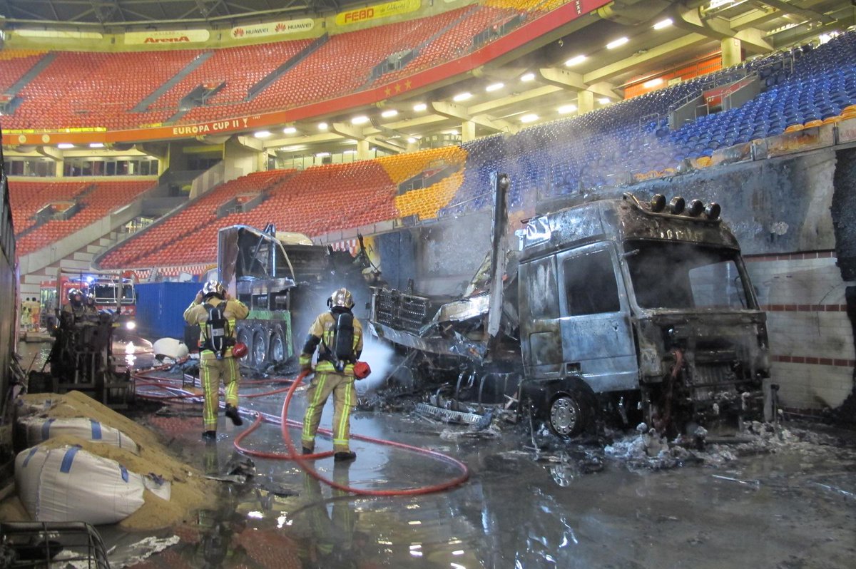 In de Amsterdam Arena heeft brand gewoed. Een vrachtwagen in het stadion ging in vlammen op: nos.nl/l/2011923