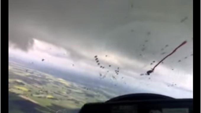 KompasTV's tweet photo. Video-Video Menegangkan Saat Pesawat Masuk Awan Cumulonimbus http://t.co/A30Qd4lIsj http://t.co/6bty4V029c
