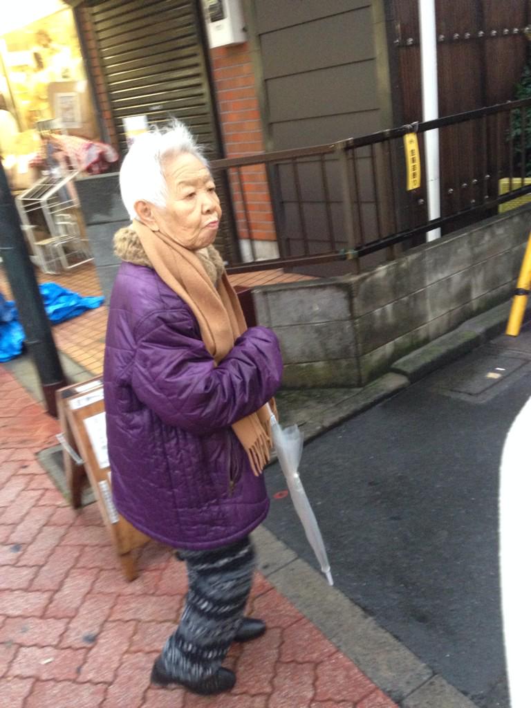 マフラーは巻かないで首にかけるだけ マフラーは巻かないで首にかけるだけ