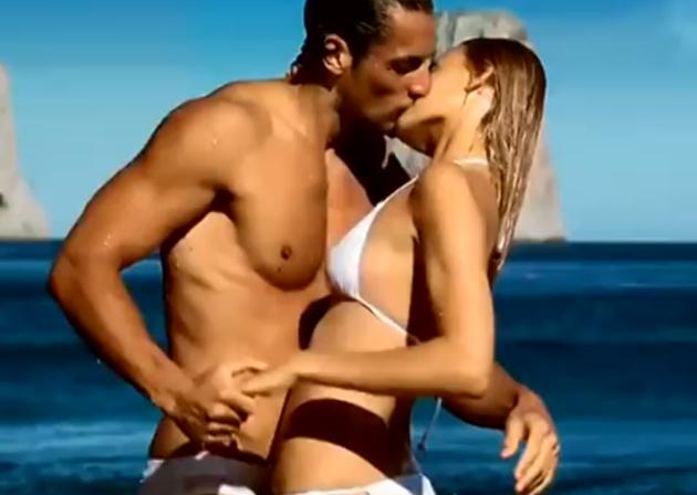 verne's tweet photo. Lo que realmente te quieren decir los anuncios de perfumes como el que te han regalado hoy. http://t.co/cQaA2W7PWd http://t.co/9dUABmqJHQ