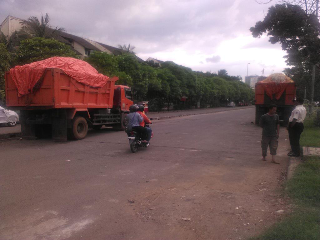 setio_margono's tweet photo. @KebersihanDKI ,dipo buntu kemayoran
Samph menumpuk, sdh diangkut 2 truk, blum tuntad http://t.co/57SIMdh89j