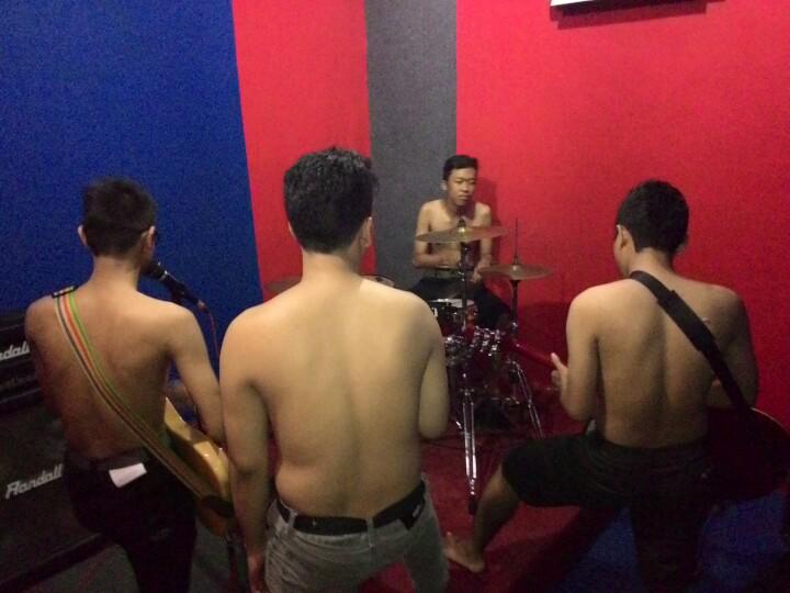 RT <a href="/yoga_gemboel/">Mboel</a>: Wuih top! :)) #dukung "<a href="/cacuxkk/">Mas Yan</a>: Nama band baru kita <a href="/parweed/">pramono sapto</a> n friends. Cc: <a href="/yogayayugo/">Nyong!</a> <a href="/Mz_Rendy/">Rendy</a> "