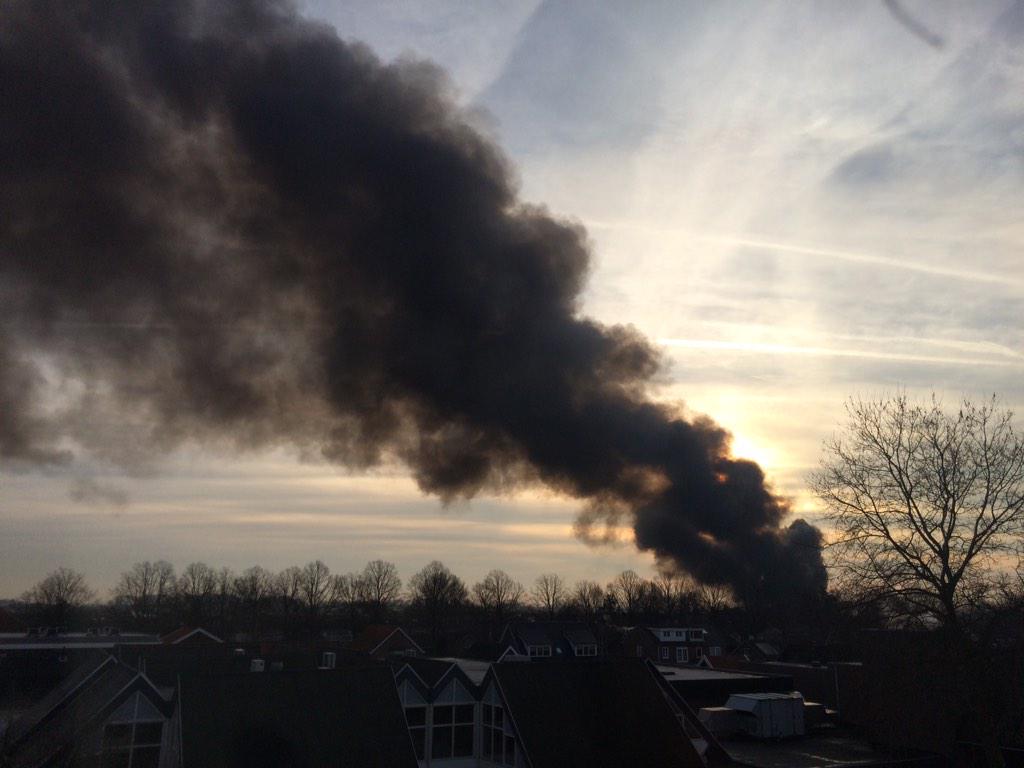hansknipscheer's tweet photo. #OudBeijerland #Brand #Koni Flinke rookwolk boven Oud-Beijerland. Geadviseerd wordt: ramen en deuren dicht. http://t.co/TfhJ0c8lQF