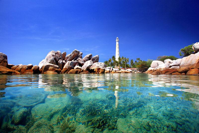 tehbotolsosroID's tweet photo. Pulau Lengkuas,salah satu primadona wisata di Provinsi Kepulauan Bangka Belitung. Mercusuar jd ciri khas utamanya. http://t.co/MbM1K6XSLM
