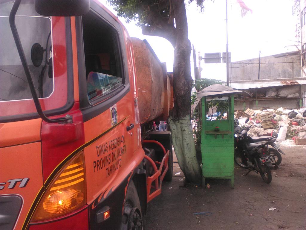 setio_margono's tweet photo. @tyas_kusumadewi , pasar sumur batu sdng penyovelan 3 truk sdh standby http://t.co/ntmBJuHsIO
