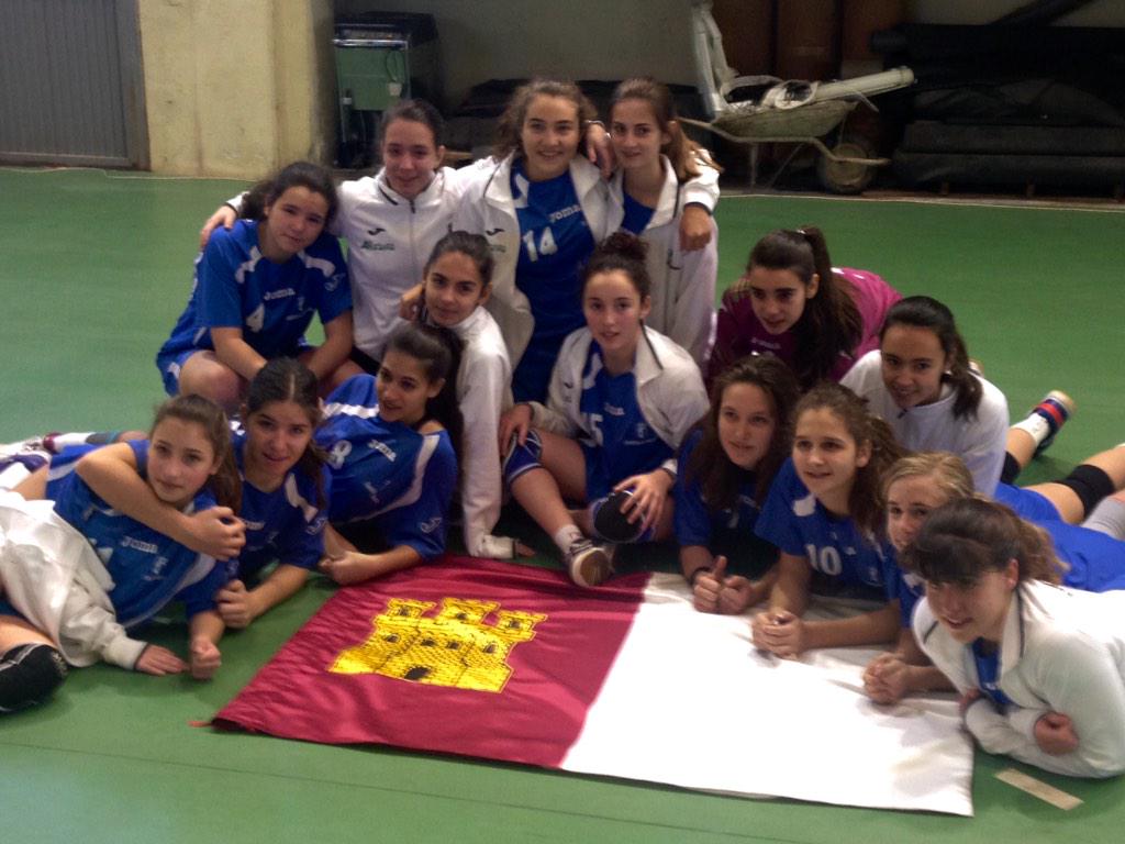 fbmclm's tweet photo. Las chicas infantiles después de su partido frente a Navarra, perdimos de 1 http://t.co/x1ITPOZuWO