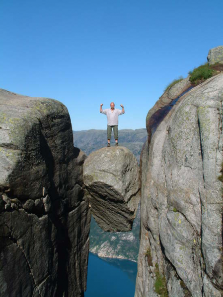 _Paisajes_'s tweet photo. La piedra imposible en Noruega... Te atreverias!!!? http://t.co/DSCwUIRGx0
