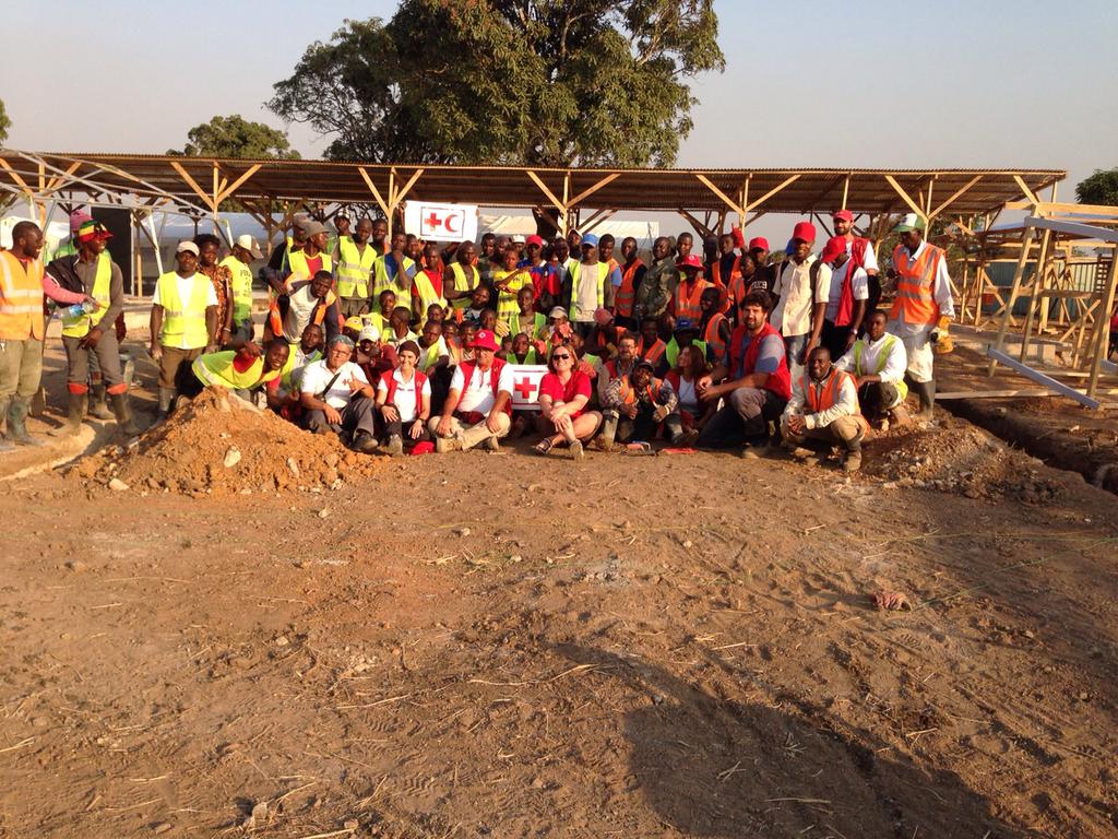 CRE_Emergencias's tweet photo. Gracias a estos 'pajes', los Reyes Magos han regalado un Centro de Tratamiento de #Ébola a Sierra Leona en Kono. http://t.co/iZ9ZQMhWH2