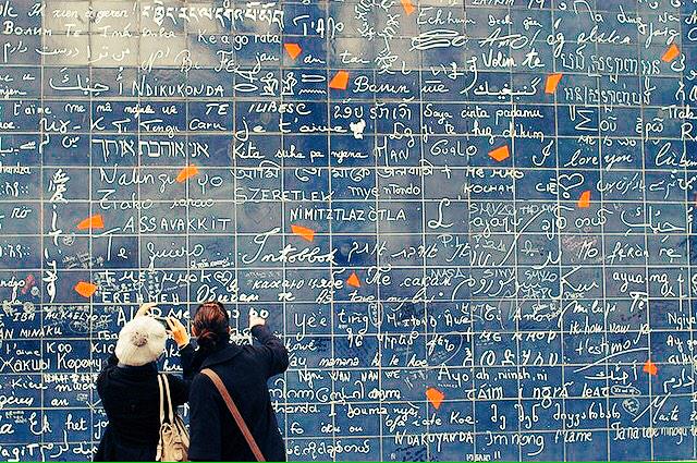 フランス語講座フランシス モンマルトルにある Le Mur Des Je T Aime ル ムール デ ジュテーム ジュテームの壁 を知っているかな この壁には 世界各国の言葉で 愛してる が書き込まれているよ 君はいくつの 愛してる が読めるかな Http T Co