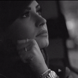 LovaticsSlays's tweet photo. #RIPBelieberTaiane #LovaticsAreHereForBeliebers 
#ArtistOfTheYearHMA Demi Lovato
#HollywoodMusicAwards Demi Lovato http://t.co/0EoXwRiFmL