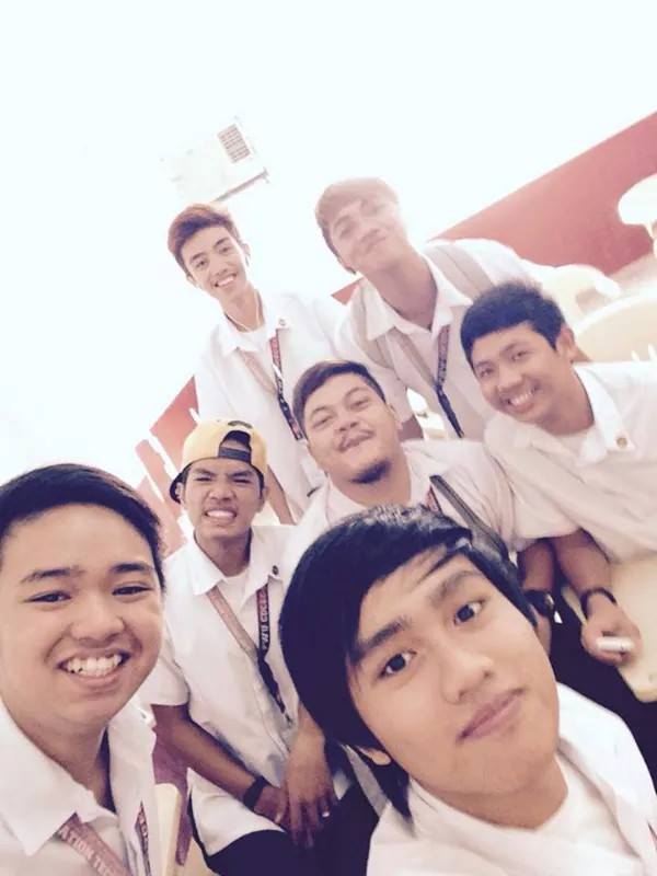 CACA_RLO's tweet image. WITH MY CLASSMATES (walang magawa eh TUMAL !!!!!!! )

#1IT-1