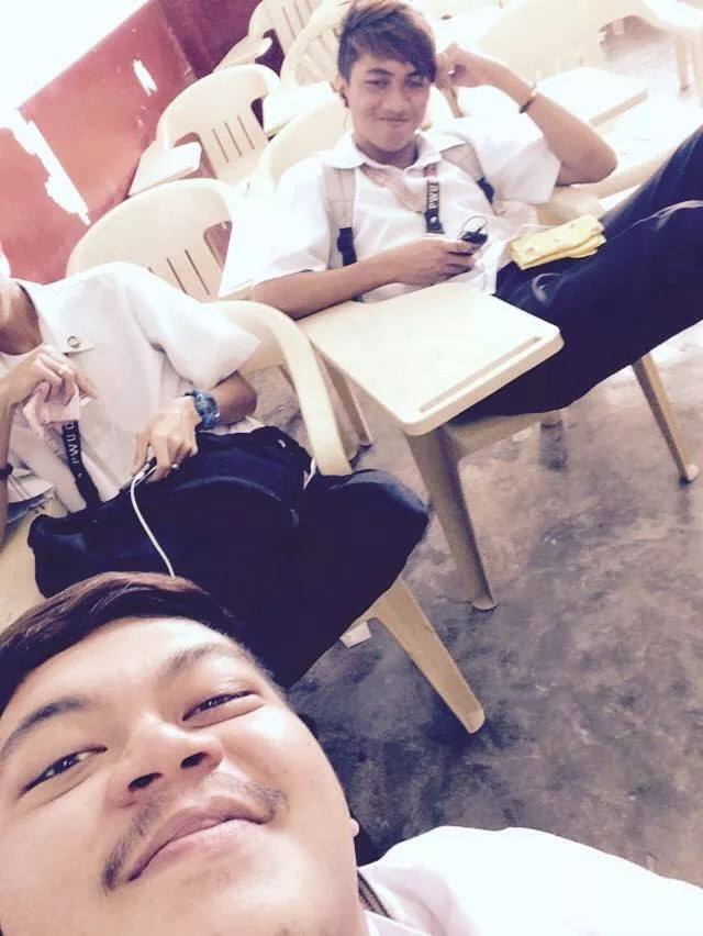 CACA_RLO's tweet image. WITH MY CLASSMATES (walang magawa eh TUMAL !!!!!!! )

#1IT-1