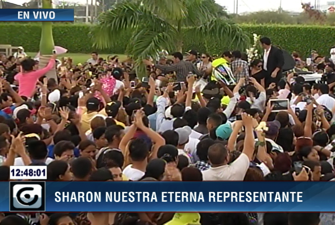 GamaNoticiasEc's tweet photo. [EN VIVO] Restos mortales de #Sharon llegan a Parque de la Paz', cientos de seguidores están en el lugar http://t.co/0gtiOiPkyi