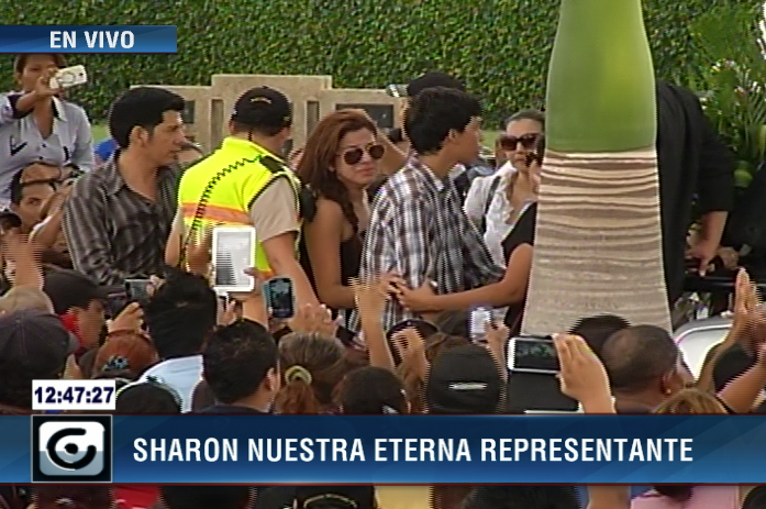 GamaNoticiasEc's tweet photo. [EN VIVO] Restos mortales de #Sharon llegan a Parque de la Paz', cientos de seguidores están en el lugar http://t.co/0gtiOiPkyi