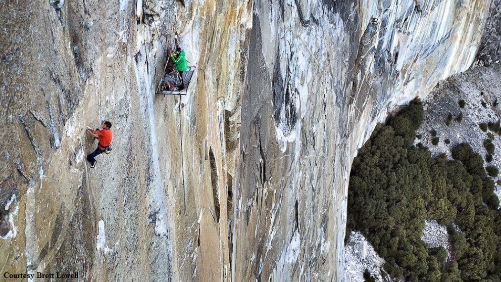 Альпинист на отвесной скале. Поднимался по отвесной. Скалолазание по отвесной скале. Алекс хоннольд скалолаз. Подниматься по отвесной скале.