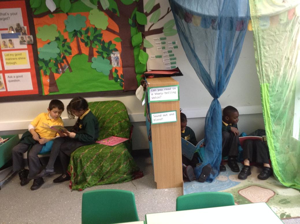 Kender_Y2WL's tweet photo. Reading corner is a hit! http://t.co/eP2RI9aiM1