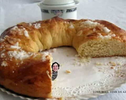 laurapraline's tweet photo. Se ha colado en el roscón de Reyes! ! http://t.co/SwdE2b98DH