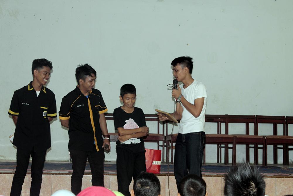 pembagian hadiah pertama #Baksos Panti Asuhan Yayasan Amal Sosial Alwashliyah