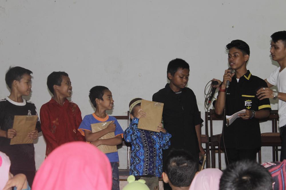 pembagian hadiah terakhir #Baksos Panti Asuhan Yayasan Amal Sosial Alwashliyah