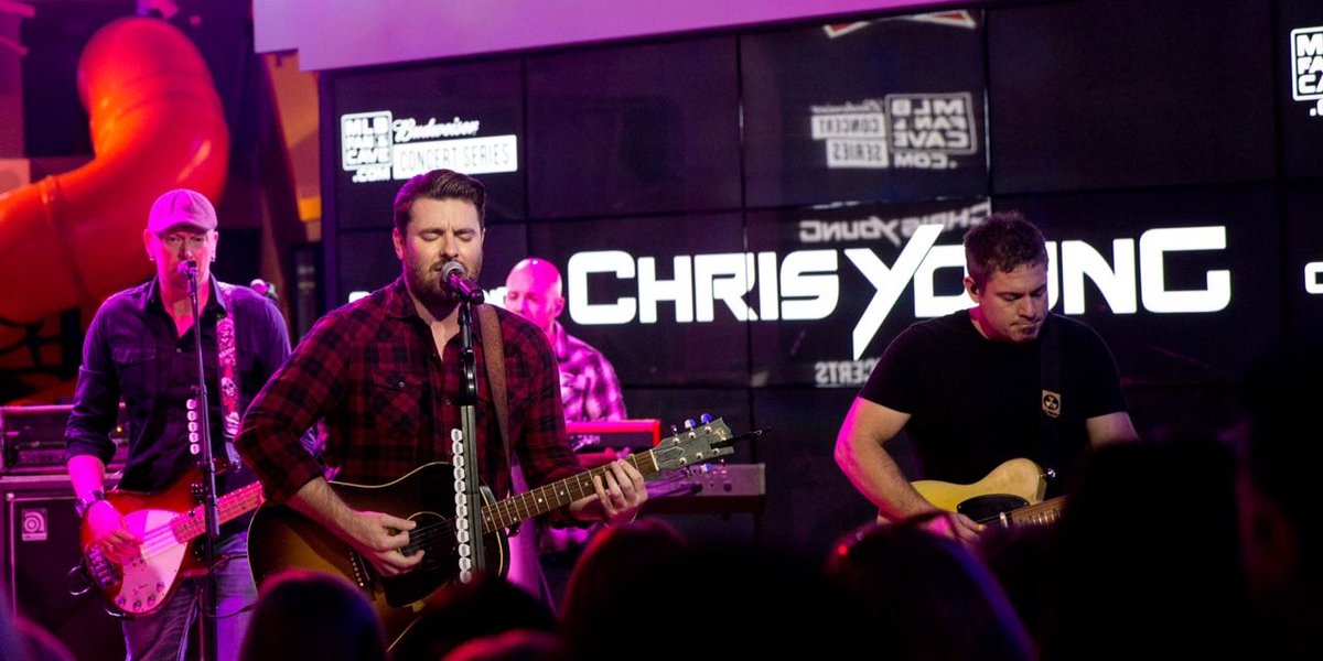 Cut4's tweet photo. Country star @ChrisYoungMusic surprised fans with a free show @MLBFanCave: http://t.co/2MK1Jqdcnn #CaveConcerts http://t.co/vOtwu37AAm