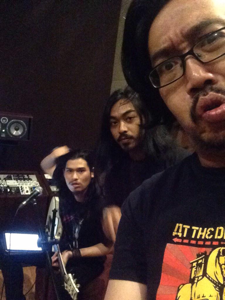 Look, who's coming? Yeaayy <a href="/Randaoktovandy/">Randa Oktovandy</a> datang! Buat studio lebih berenergi lah ya! Sihiiy~ @DiDevirzha <a href="/ailauda/">•megaloman•</a>