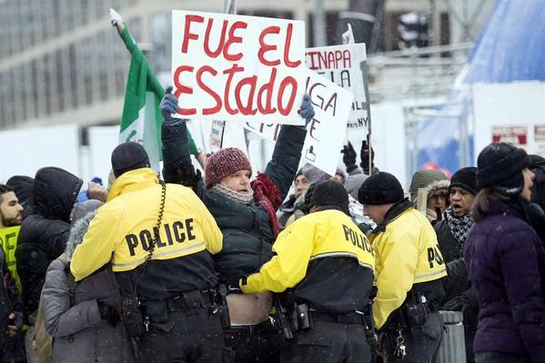 RobertoHolguinB's tweet photo. ¿Por qué anoche @lopezdoriga no dijo nada de las protestas en Washington contra EPN por #Ayotzinapa?
También es nota. http://t.co/nWvGOcWGwA