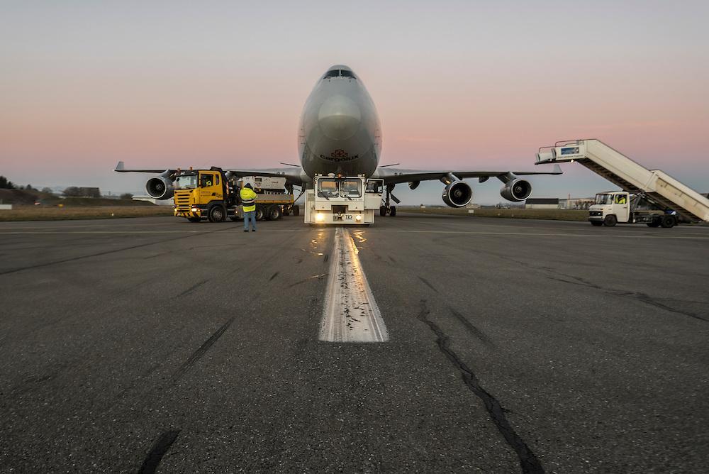 solarimpulse's tweet image. Feel the emotions of last night's loading of #Si2 through these incredible #pictures!

solarimpulse.com/timeline/view/…