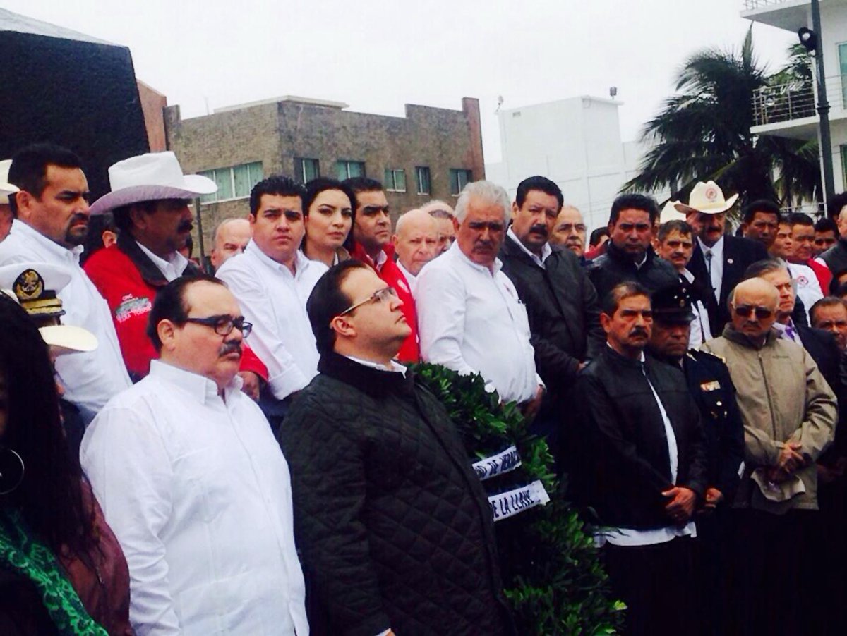 Mely_Romero's tweet photo. En la Guardia de Honor en Monumento a Venustiano Carranza, hace 100 años aquí en #Veracruz expidió la Ley Agraria. http://t.co/WW5xQ1pPYT
