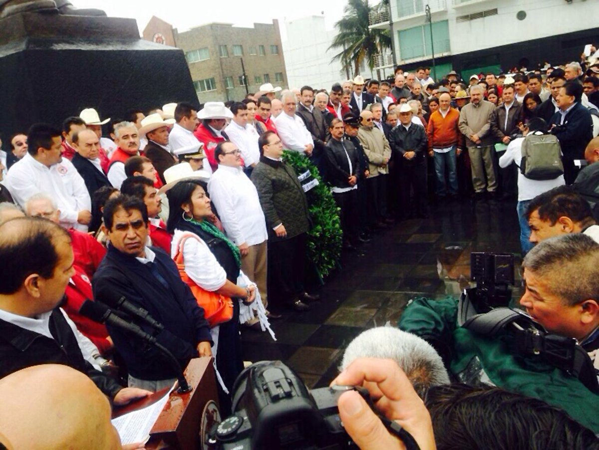 Mely_Romero's tweet photo. En la Guardia de Honor en Monumento a Venustiano Carranza, hace 100 años aquí en #Veracruz expidió la Ley Agraria. http://t.co/WW5xQ1pPYT