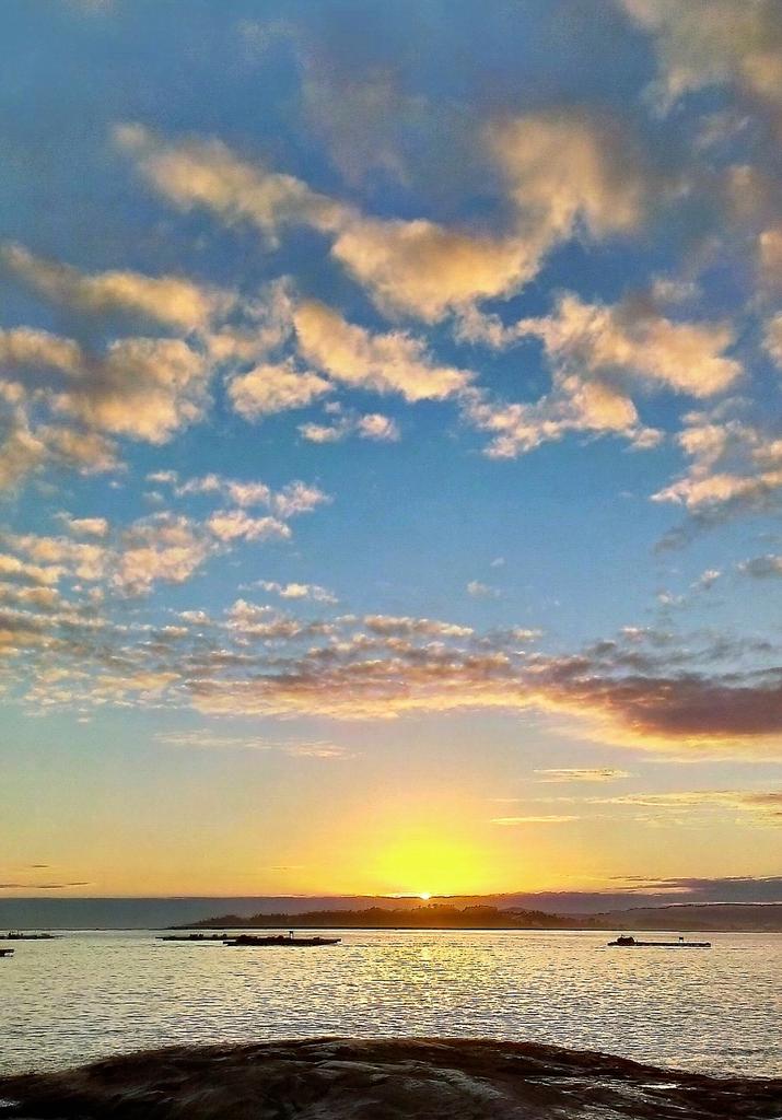 uscarlos's tweet photo. Very nice RT @isbmartinez: My HTC has captured this sweet sunset today @htc #Oneography #HTCTeam http://t.co/nWaVWBZN1t
