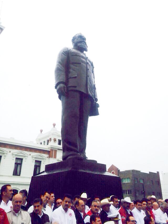 Mely_Romero's tweet photo. En la Guardia de Honor en Monumento a Venustiano Carranza, hace 100 años aquí en #Veracruz expidió la Ley Agraria. http://t.co/WW5xQ1pPYT
