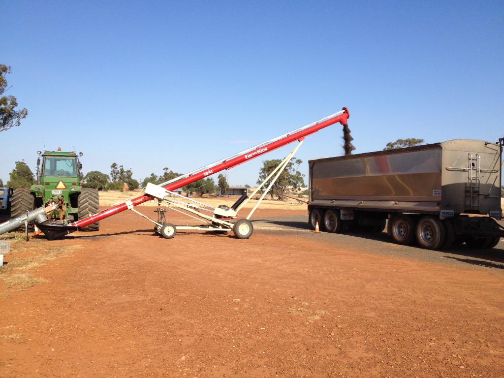 cropmad's tweet photo. 10" auger seems to have been a good choice for silo outload work. #runningfull http://t.co/PMjROgVpAY