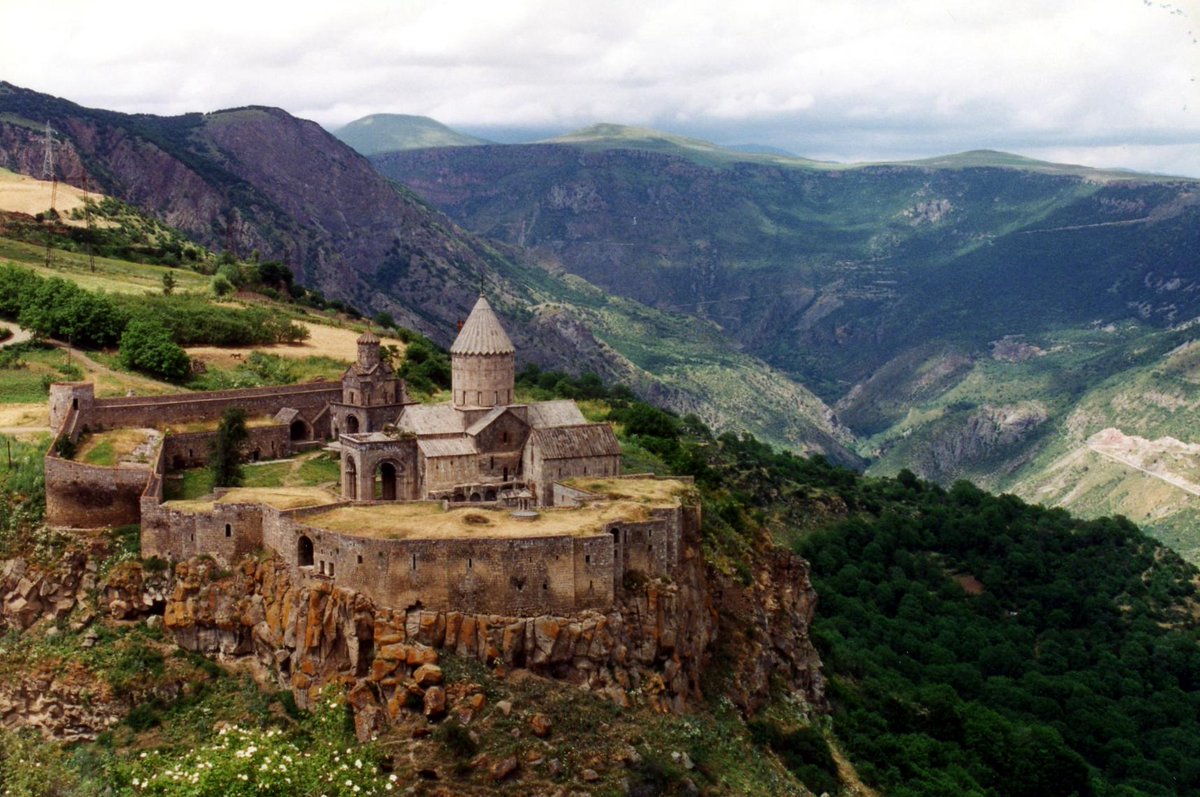 WorldPlaces_'s tweet photo. RT IF YOU LIKE IT Tatev monastery (Armenia) #Tatevmonastery #Armenia #Worldpaces http://t.co/KrbyFOkoWm