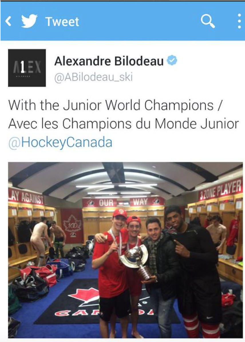 HuffPostQuebec's tweet photo. #AlexandreBilodeau se fait photographier avec les champions du monde de hockey junior tout nus http://t.co/hSoHGVAiGi http://t.co/YcFGwD2ce3