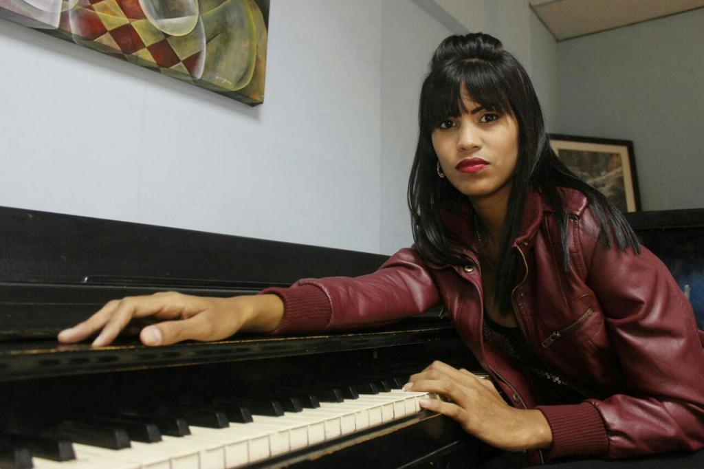 DollyJosii's tweet photo. Por aqui el disco #Kimera #EnMi #ViaWeb http://t.co/xiESZTN4Wt http://t.co/UhAIT8EA8Q