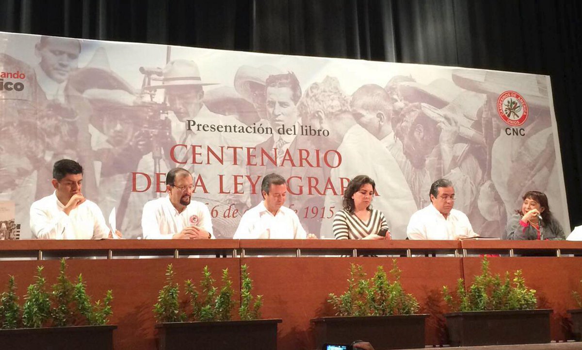 Mely_Romero's tweet photo. En el teatro Clavijeros, en la presentación del libro #CentenariodelaLeyAgraria del 6 de Enero de 1915. http://t.co/hAm04RbNaN