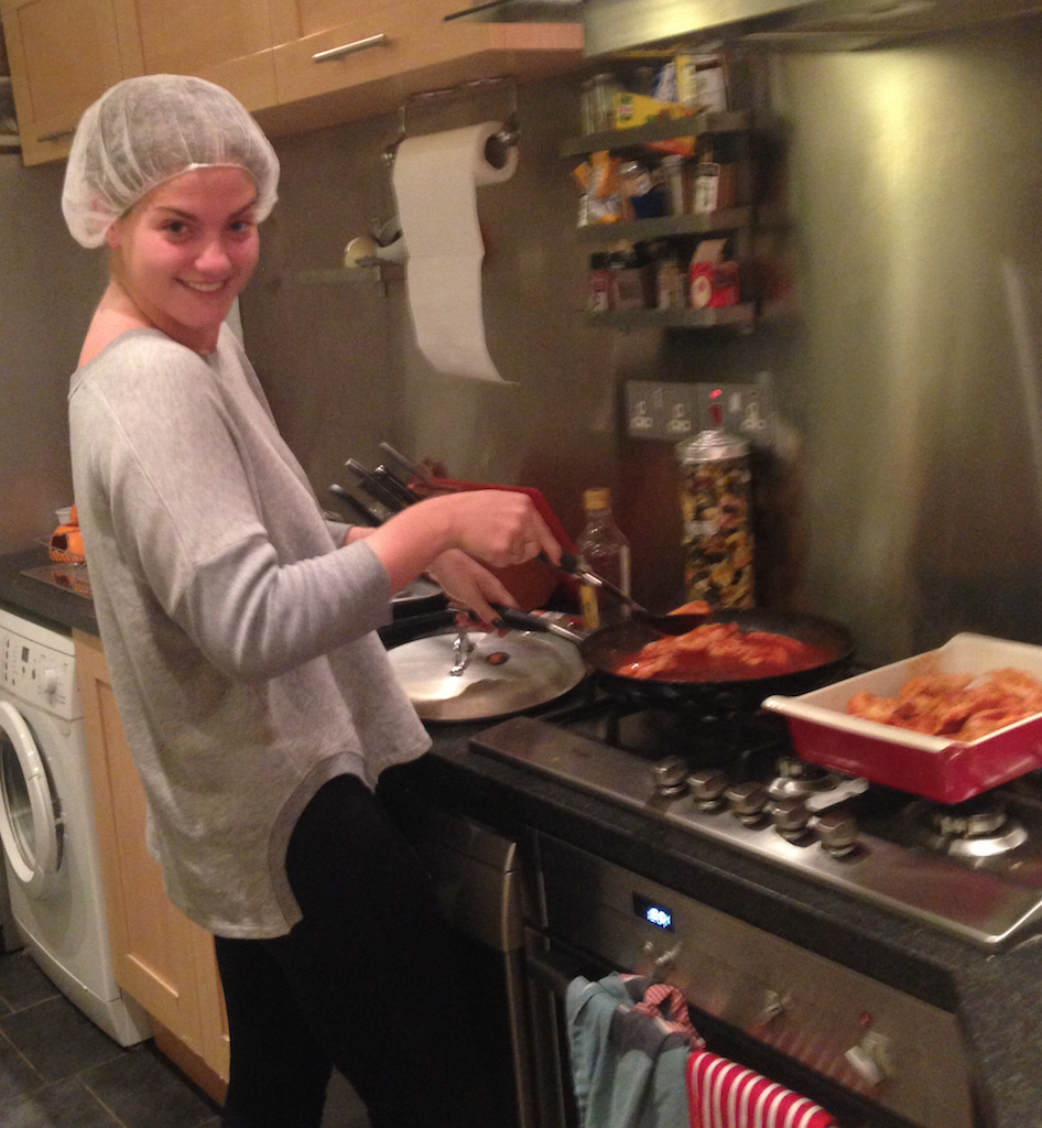 etcasting's tweet photo. 2nd day back and already so busy we've hired a chef #workingback #propboxhairnets #outofworkactorswilldoanything http://t.co/V2RNcDHmy8