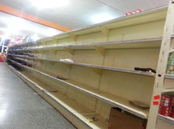 diariopanorama's tweet image. Así están los anaqueles en inicio de año en supermercados de #Maracaibo ow.ly/GTtpZ