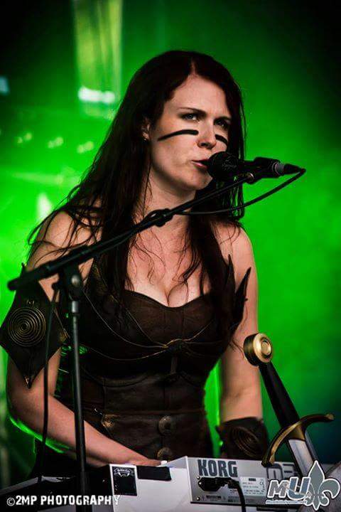 HotVikingCrew's tweet photo. Señoras finlandesas de #Ensiferum con escotazo porn :3 #QuePechotes #VayaParDeEscudos http://t.co/LNFz8SMWsx