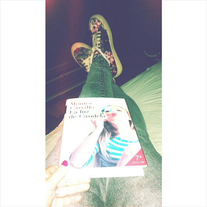 virmaoro's tweet photo. Mi regalo estrella de estos Reyes, no me puede gustar más. Un placer leerte @MonicaCarrillo
 #LaLuzDeCandela ☺ http://t.co/gz6rEbRirc