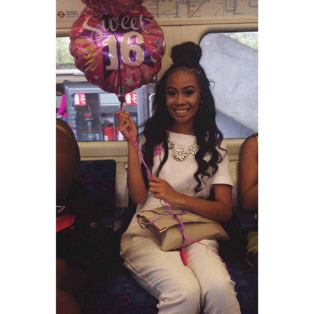 ABCDEFGHIrock's tweet photo. Girl you better be holding that balloon for somebody else 😂 http://t.co/fIwDuC7g3I