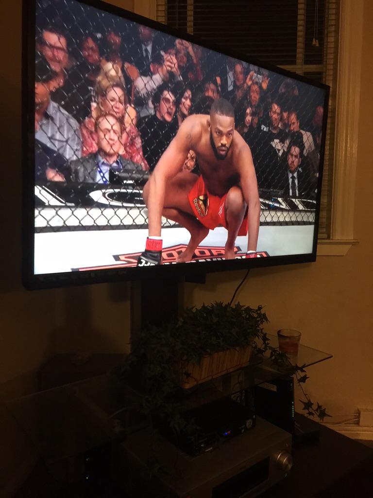 MrJok3rlol's tweet image. @Reebok @JonnyBones I would love to get his autograph and shirt my favorite @ufc fighter #phi4:13 n @SpiderAnderson 👊