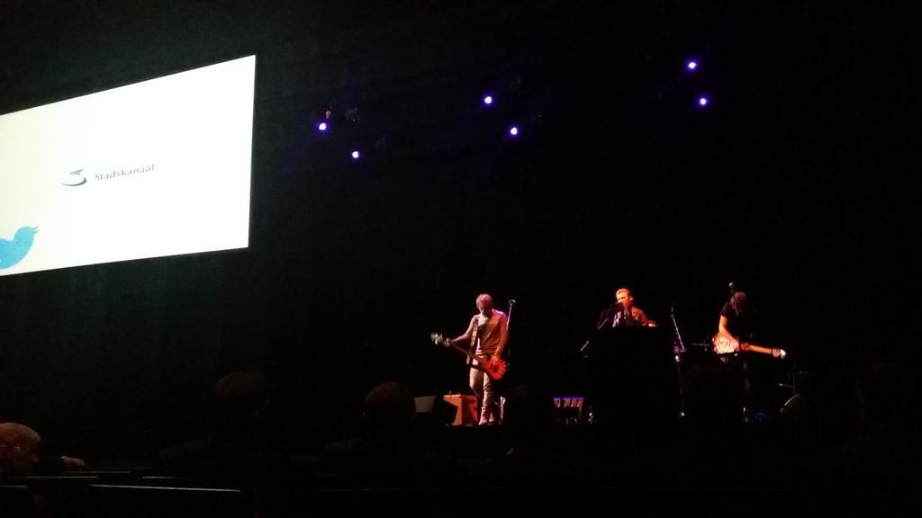 Goeie muziek vanavond bij nieuwjaarsreceptie <a href="/stadskanaal_nl/">Gemeente Stadskanaal</a> van <a href="/AntiDmusic/">The Anti-D's</a>, moeten dit jaar echt optreden bij @dwdd