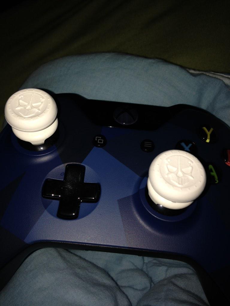 lSkizzyl's tweet photo. Got my kontrol freeeeeeeeeeeeeksss http://t.co/u57T8gwAYD