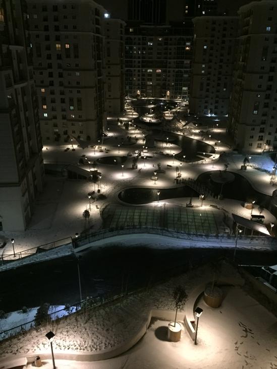 Dışarda güzel manzara var soğuk olduğu için çıkamıyurum ancak camdan seyrediyorum