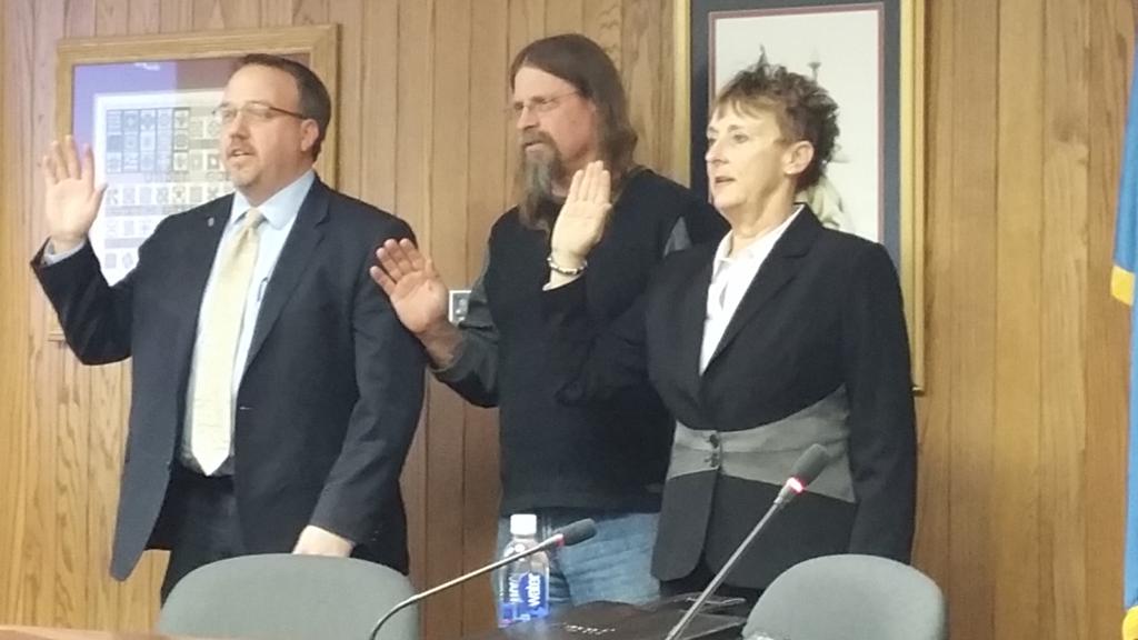 ImTomPier's tweet photo. New Yankton County Commissioners take oath #YCoC http://t.co/2qfmFfJZYg