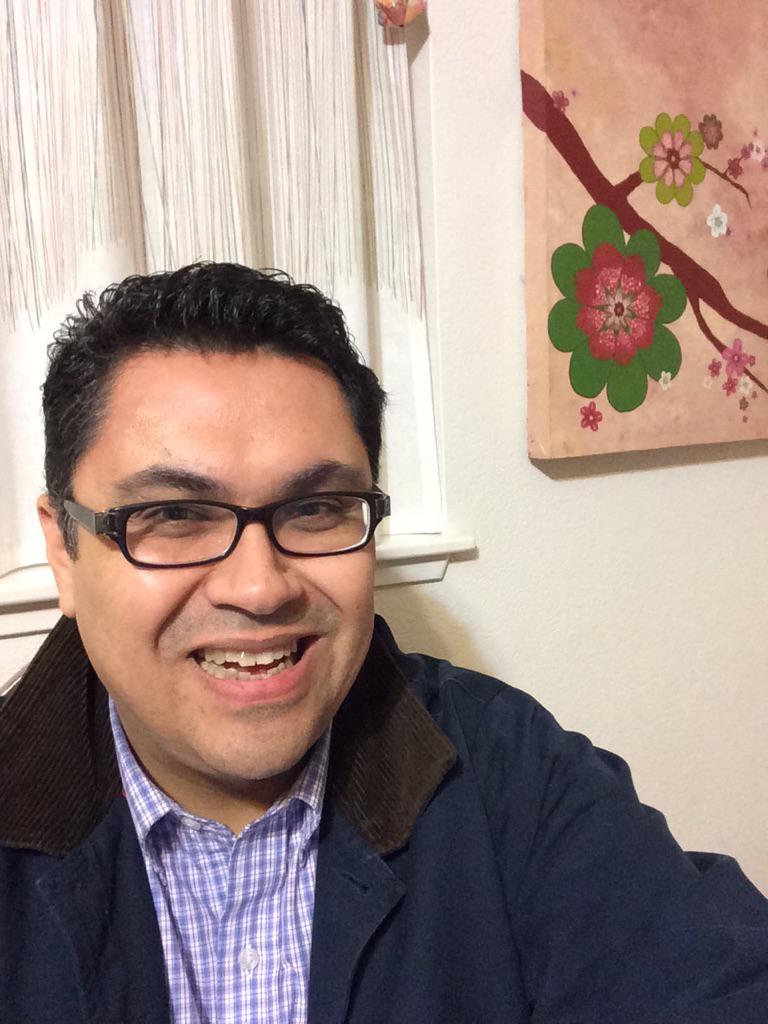 ronnieledesma's tweet photo. Hello #SMCSacChat! I'm here and ready to tweet! Beat this #smcsacchatselfie :) http://t.co/TeToskTCkL