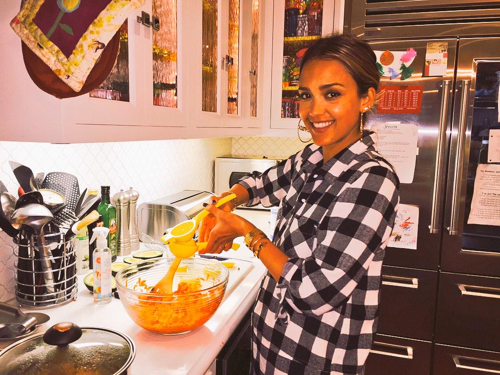 Made my carrot+avocado+tomato w lemon&oliveoil dressing salad & the